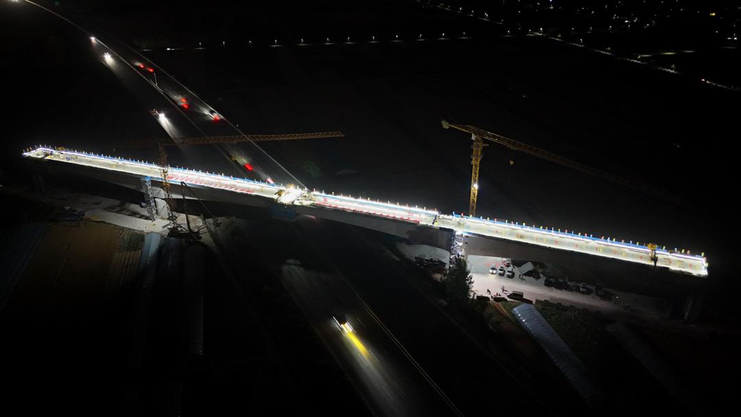 潍宿高铁跨京沪高速连续梁顺利合龙 - 图2