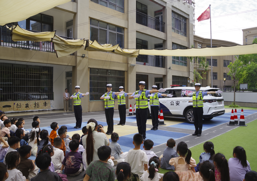 快乐六一，安全“童”行！单县交警走进幼儿园开展交通安全宣传活动 - 图2