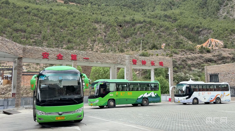 记者实探稻城亚丁景区：道路坡陡弯急 游客建议“接驳车辆合理收费” - 图3