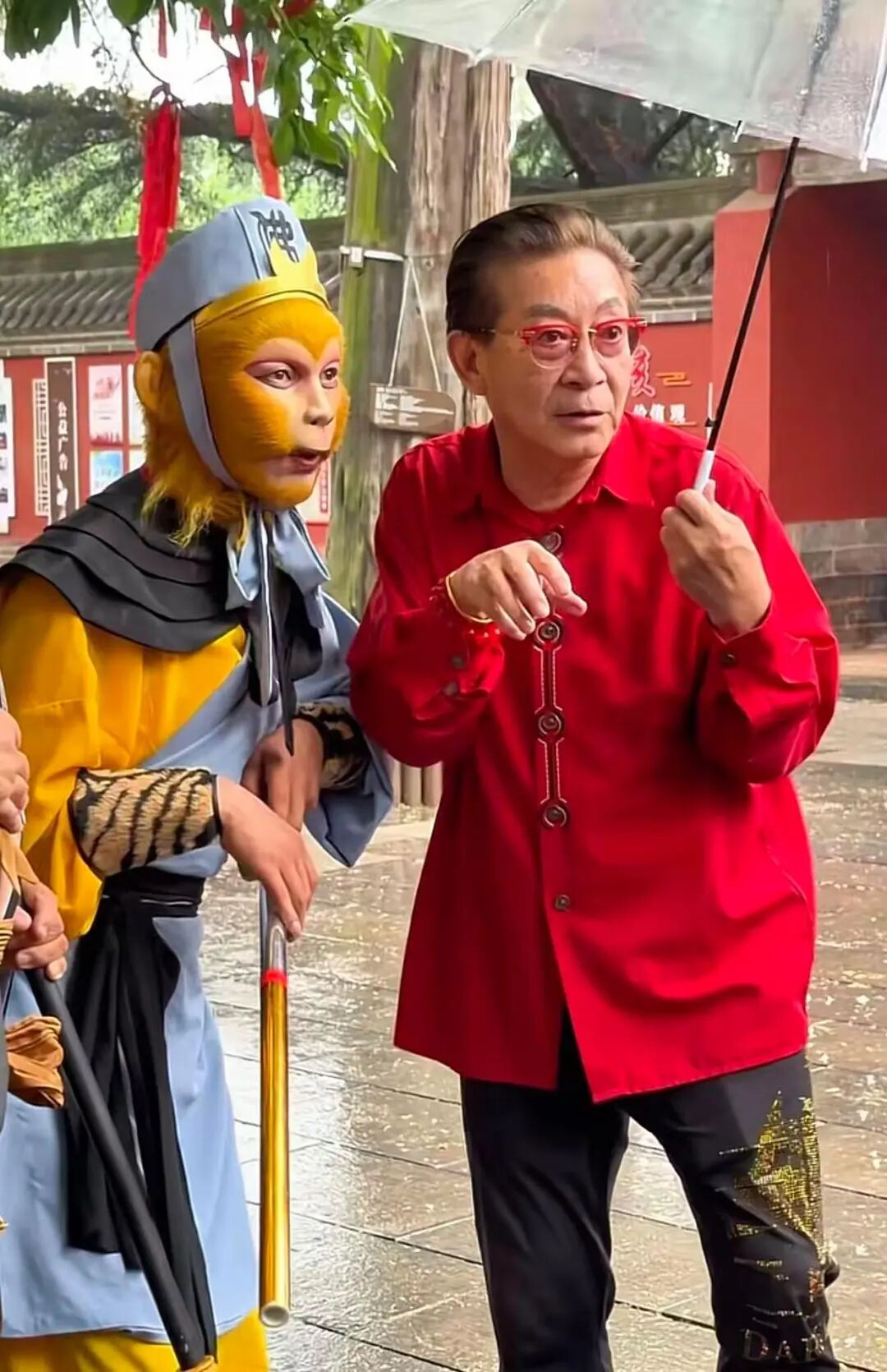 67岁六小龄童现身河南一景区，现场给“孙悟空”扮演者上课，当事人：被老师亲自指导，我感动得像个小孩子一样 - 图2