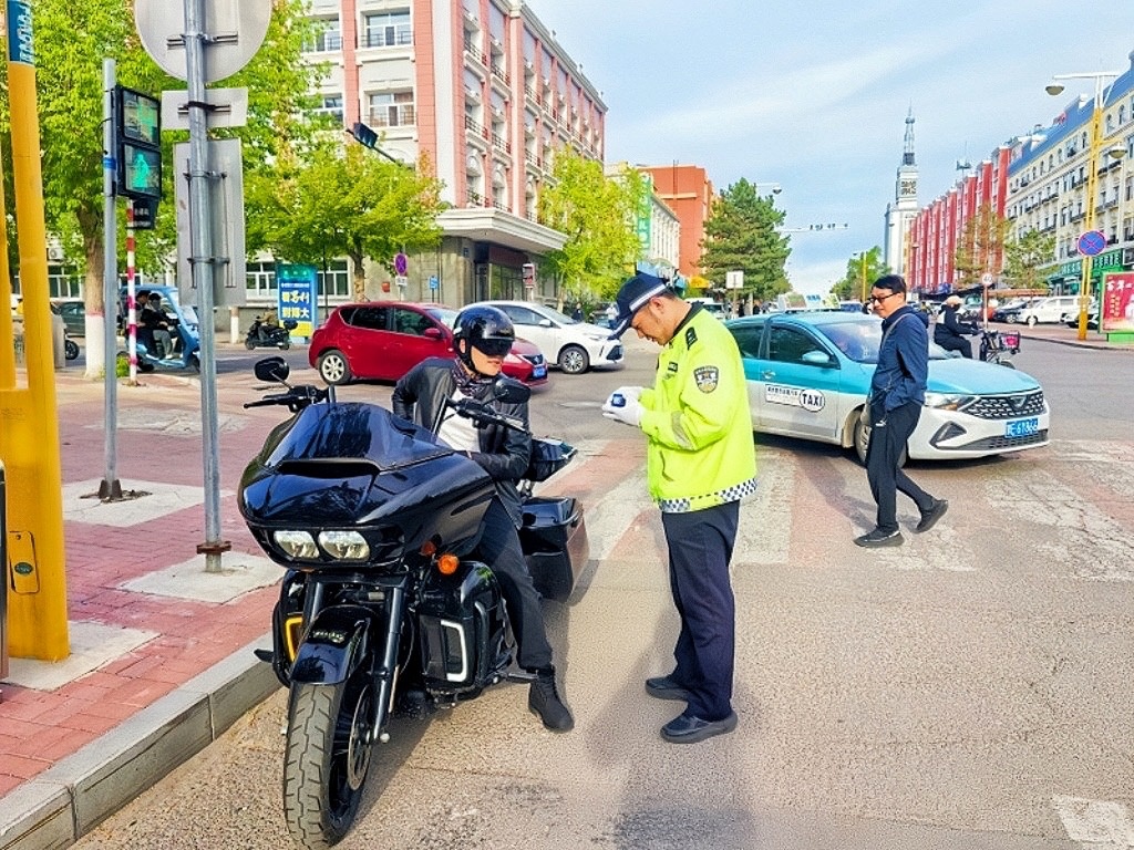 满洲里公安警色护航营商环境 - 图1