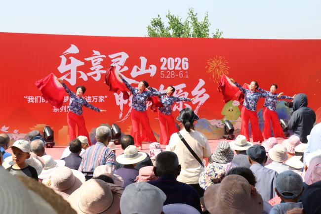 民俗盛会搭舞台，缤纷综艺惠民生，即墨灵山文化惠民演出亮相民俗文化山会 - 图1