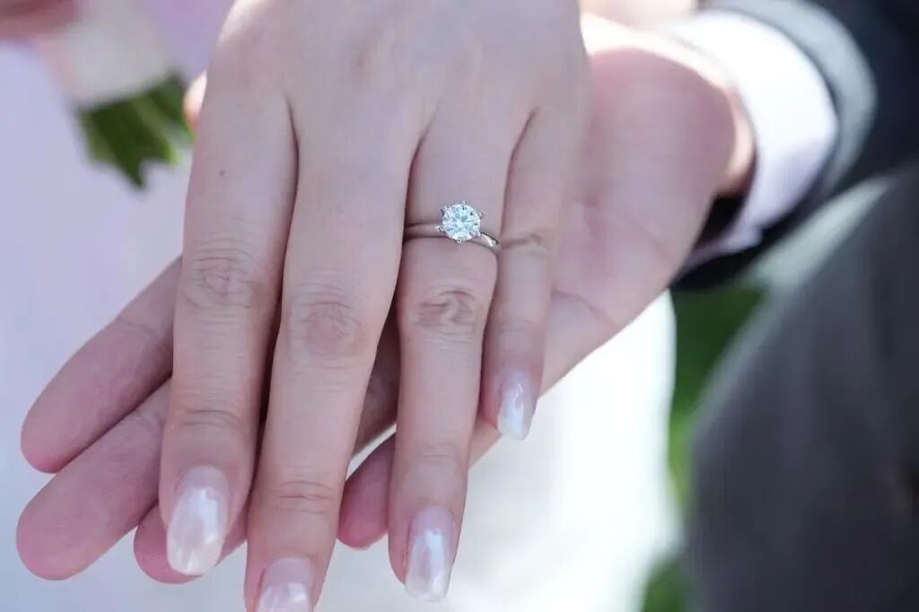 哈工大博士生集体婚礼，学校送1克拉钻戒 - 图2