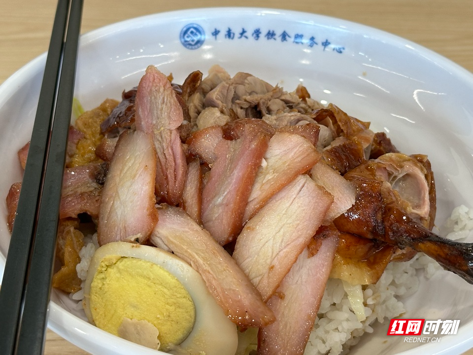 太香了！湖南这所大学 “万人食堂” 焕新，校外人士也能扫码开吃 - 图2