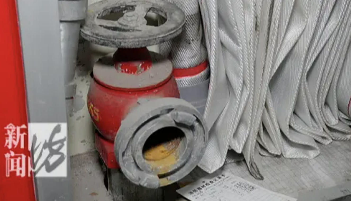 小区发生火灾490个消防栓全没水：救命设施岂能沦为摆设丨中听 - 图3