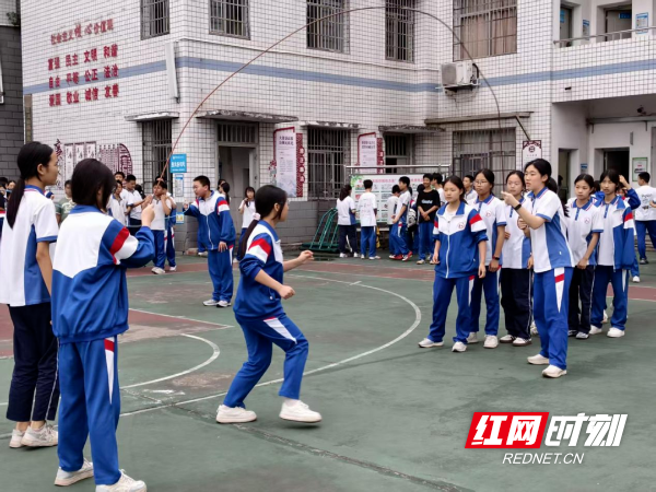 株洲市第十九中学开展初二年级跳长绳比赛 - 图4