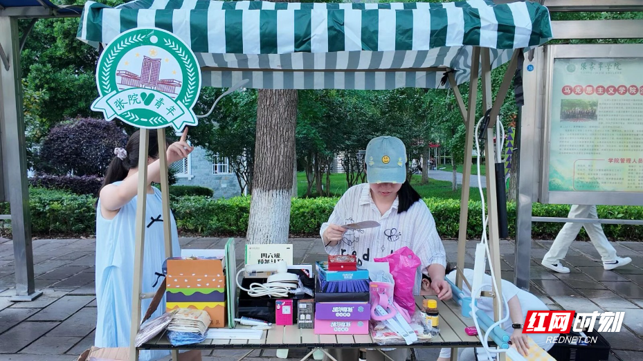 赋能大学生成长成才 张家界学院同步举办创业集市与毕业跳蚤市场活动 - 图3