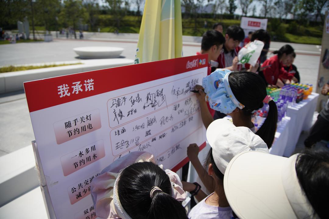 空瓶换可乐——一场环保活动背后的“绿色共治” - 图1