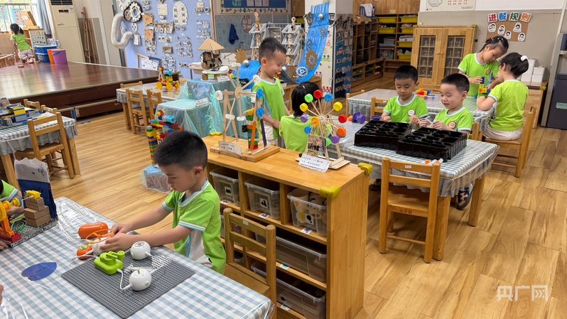 法育学前丨走访广佛幼儿园：学前教育法落地近一年 孩子如何“玩中学” - 图3
