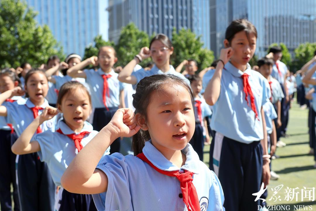 第一次戴上红领巾 争做新时代好少年 - 图1