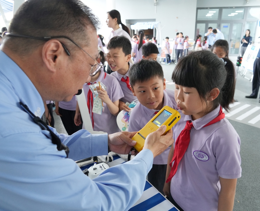 体验感拉满！上海这场“交通安全校园行”活动，学生收获满满 - 图2