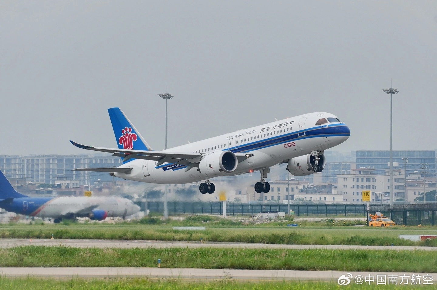 南航首架C919圆满完成首次深度定检，正式执飞检后首个商业航班 - 图1