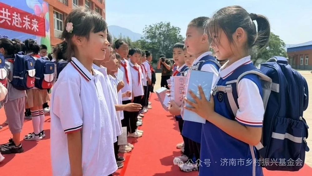 城乡结伴，逐梦同行 “一束光·手拉手”公益活动点亮窝铺小学童心梦想 - 图3