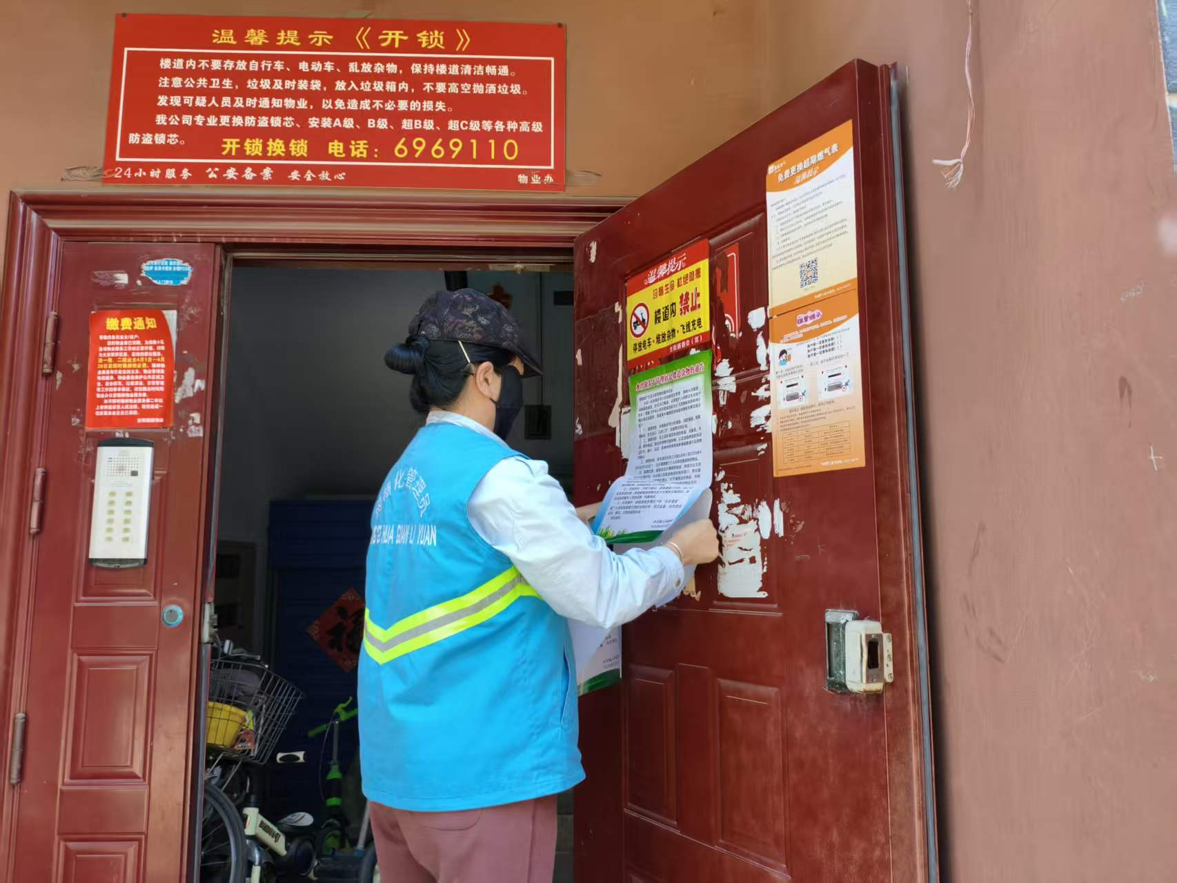 安阳市殷都区水冶镇开展小区楼道安全隐患专项清理整治行动 - 图1