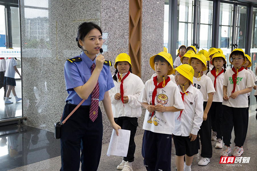 55名张家界市民族小学学生接受沉浸式铁路安全教育 - 图1