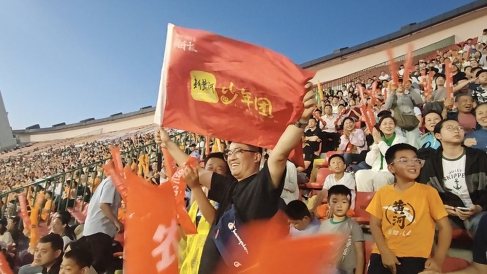 小球迷上线！新黄河少年团沉浸式打卡齐鲁超赛 - 图2