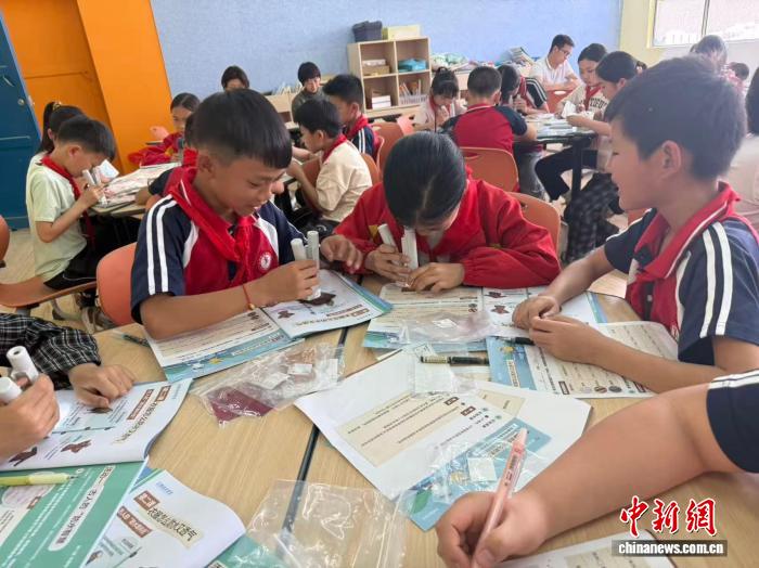 49位一线科学家齐聚“追光课堂”公益课程 培养孩子AI时代的科学思维 - 图1