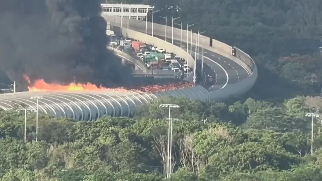 深圳警方通报：南坪快速沙河西路出口路段，发生三车刮碰事故，其中一车辆着火，引燃道路隔音棚起火，现场无人员受伤被困 - 图3
