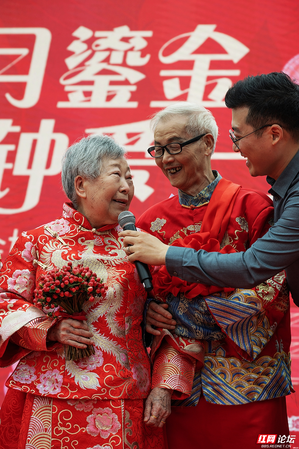 从青丝到白发，他们用半生诠释“我爱你” - 图4