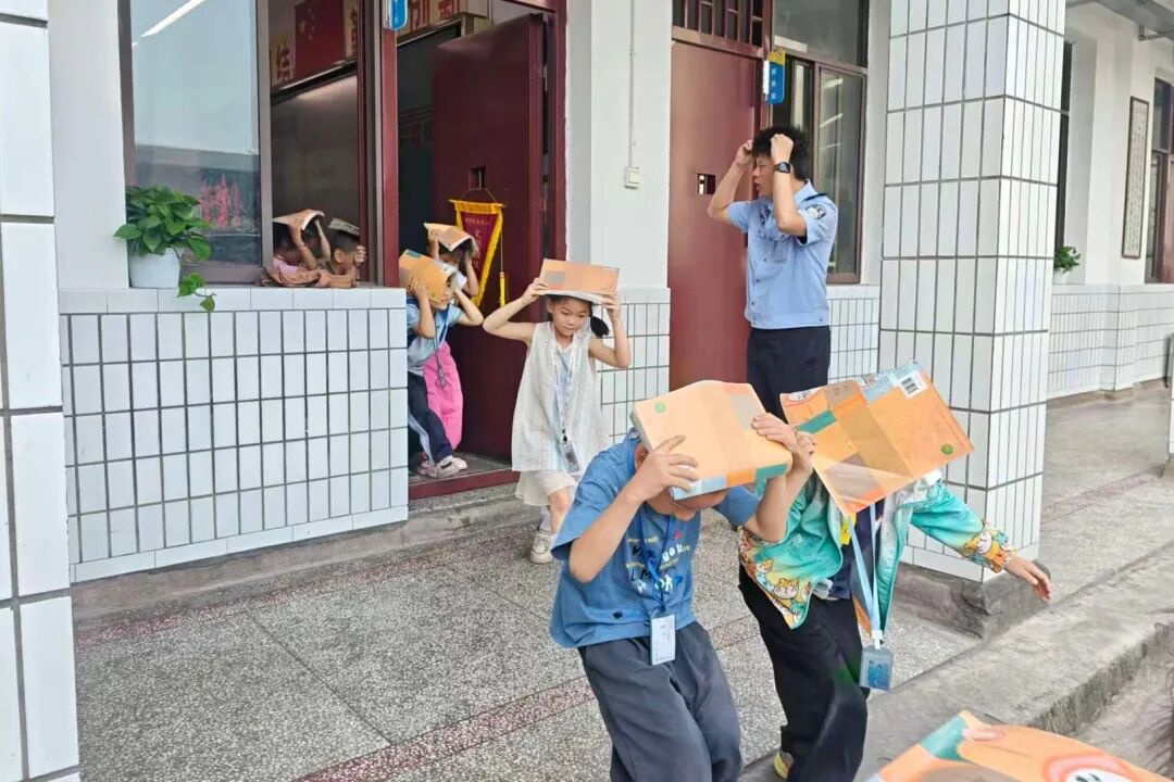铜梁公安开展校园演练 筑牢校园安全防护网 - 图1