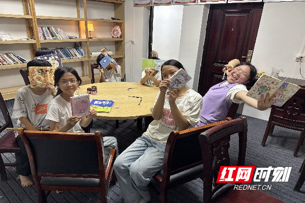 干群共建漾书香 “童”心协力筑信桥——溆浦县祖师殿镇建成村级公益书屋 - 图1