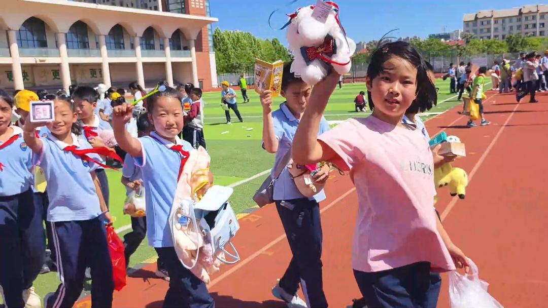 荣成青山小学别样六一：市集展风采 英语乐无穷 - 图6