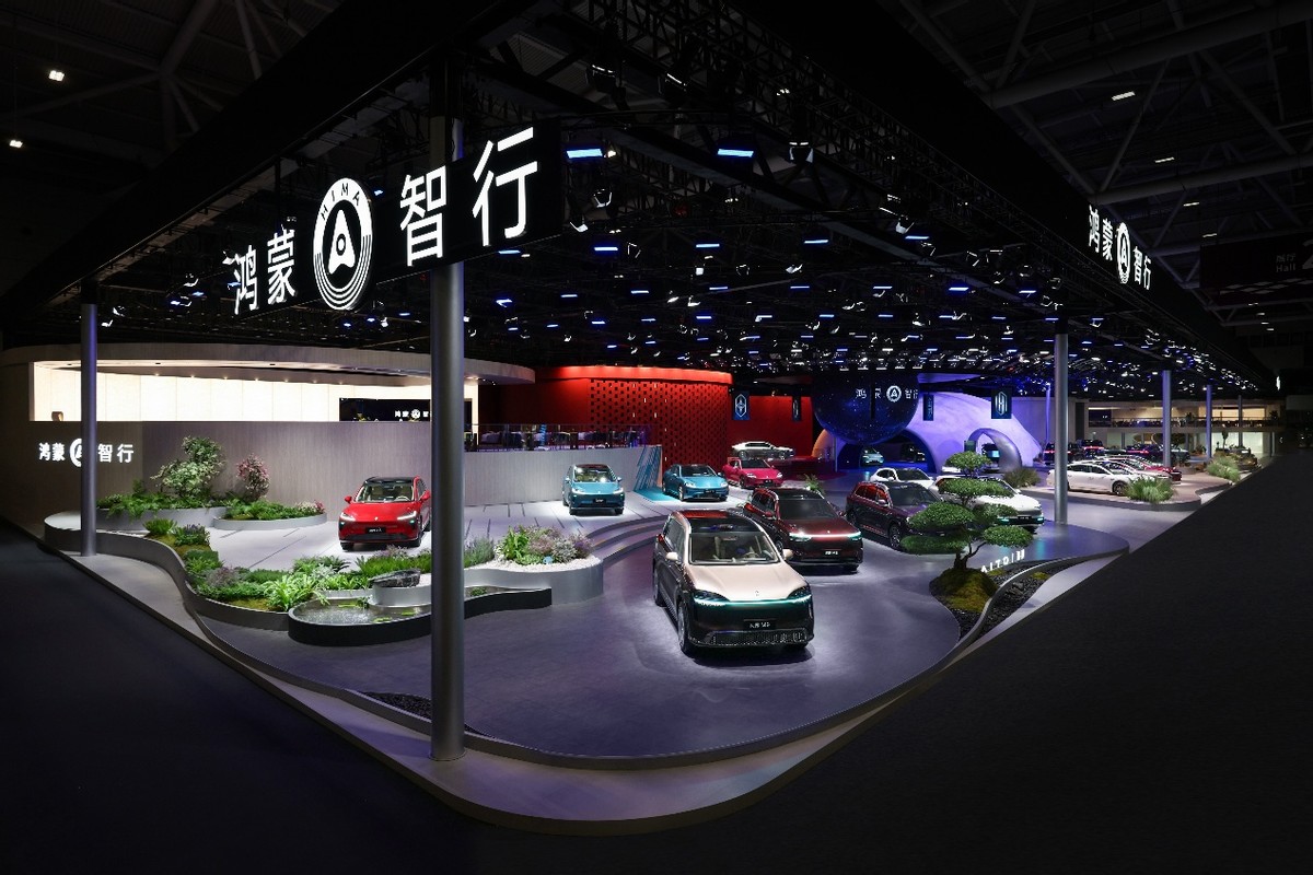 鸿蒙智行全系亮相粤港澳车展 展示“体系决胜”行业新高度 - 图1