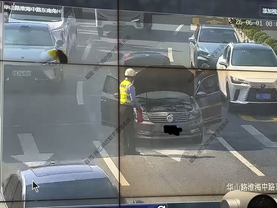 事发上海华山路，早高峰轿车自燃！这个反应太关键了…… - 图1
