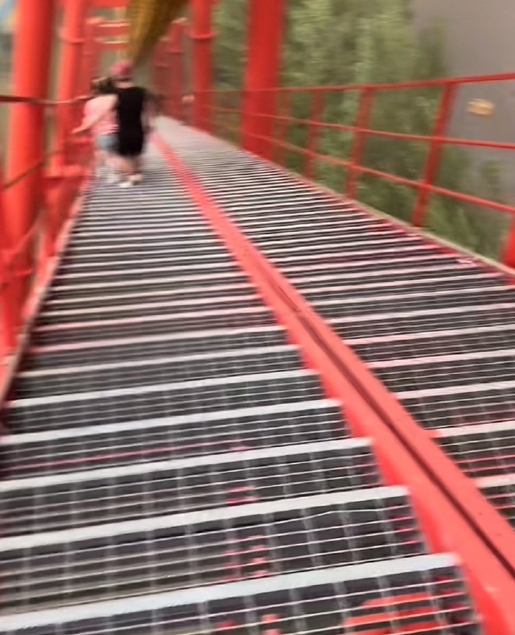 哈尔滨遭遇极端大风，一游乐园过山车悬停半空，亲历者讲述 - 图2