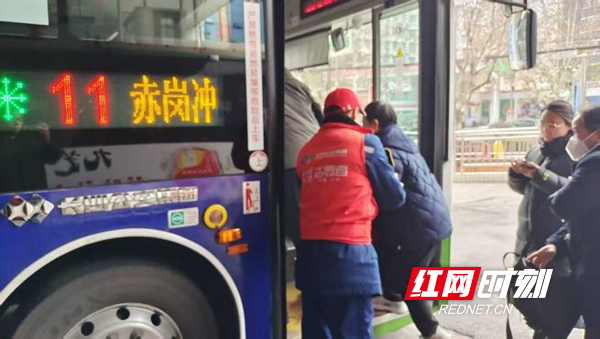 十米车厢磨匠心 平凡之途一路生花 - 图5