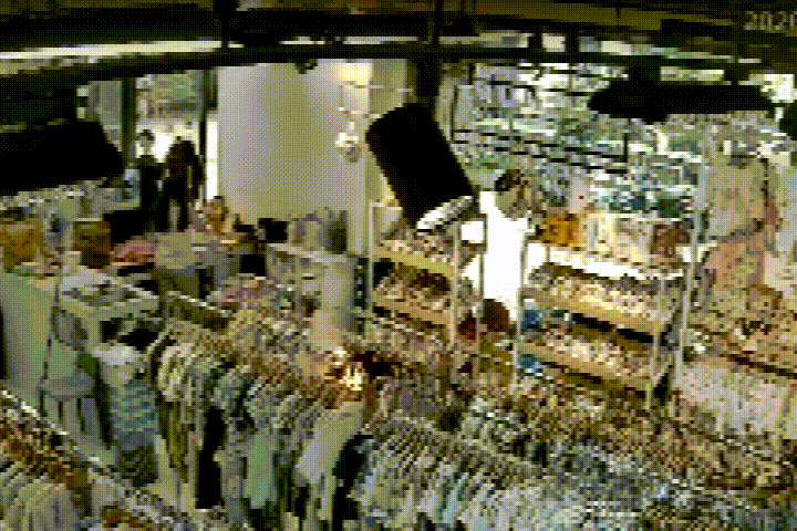 祸从天降！一童装店突然起火，火星竟从天花板上掉落，监控拍下全过程！ - 图2