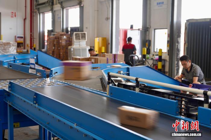 正值中国“618”购物节 浙江义乌综合保税区忙中有序 - 图8