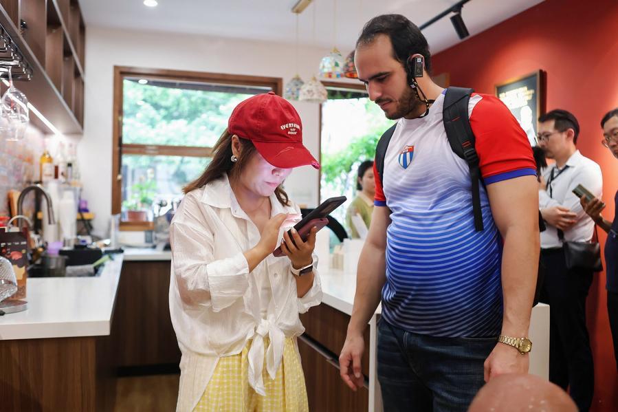 一座内陆县城的全球叙事：“新时代 · 发现中国”外媒采风团走进义乌看开放 - 图5