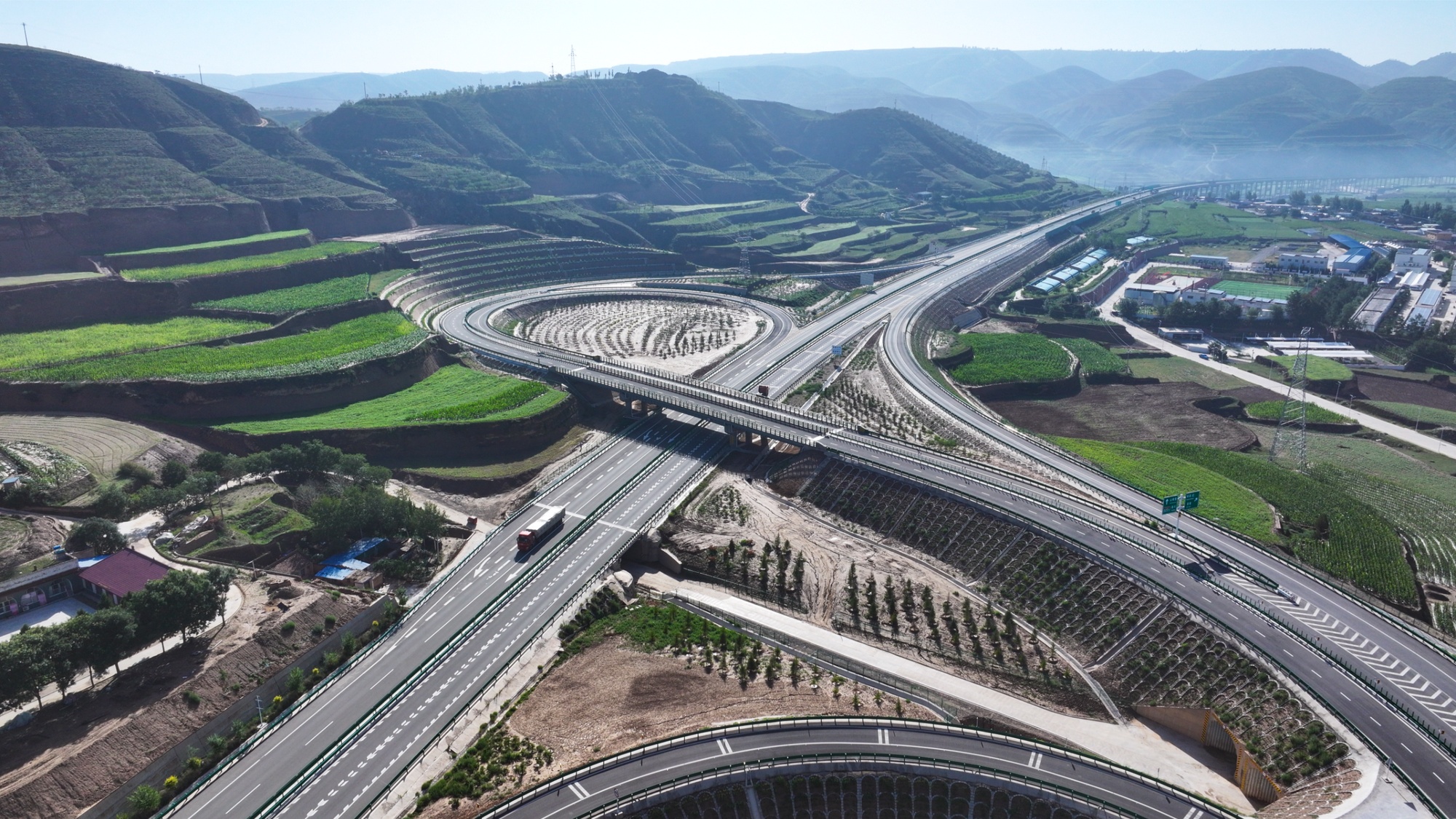甘肃环县：路网加密 山货“出圈” - 图1