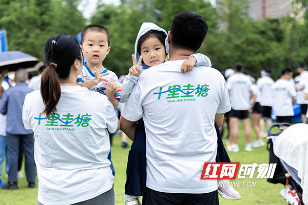 组图｜水清、风柔，健步走，千余家庭在圭塘河踩出一串笑 - 图6