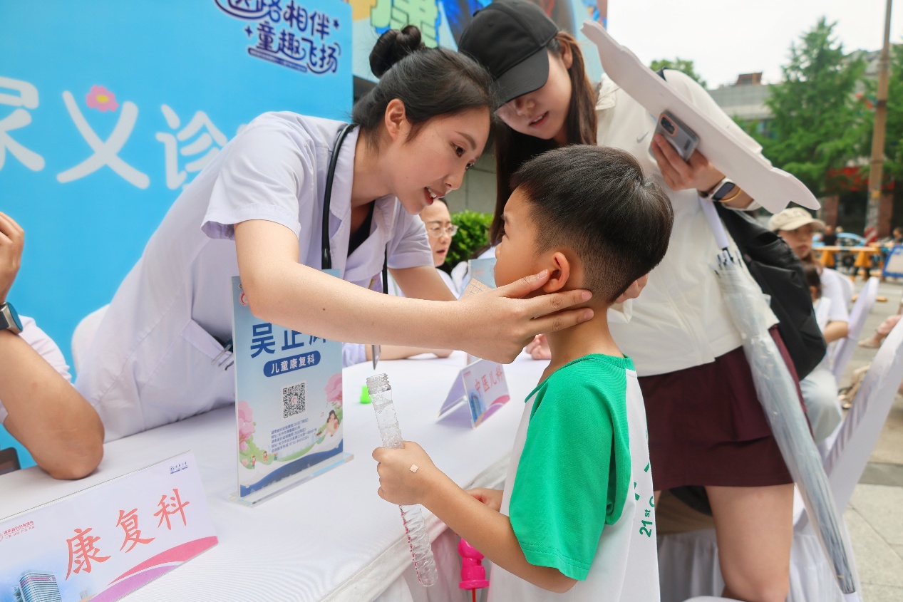 “六一”前夕，湖南省妇幼保健院的早产宝宝“回家”了 - 图2