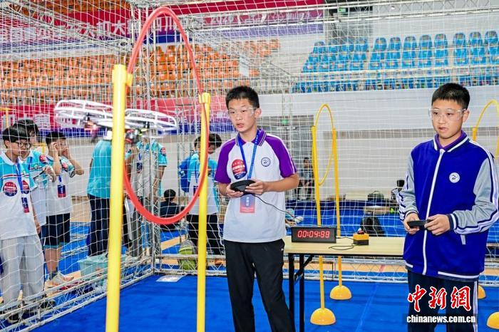 四川眉山：5000余名青少年同台比拼飞行技艺 - 图2