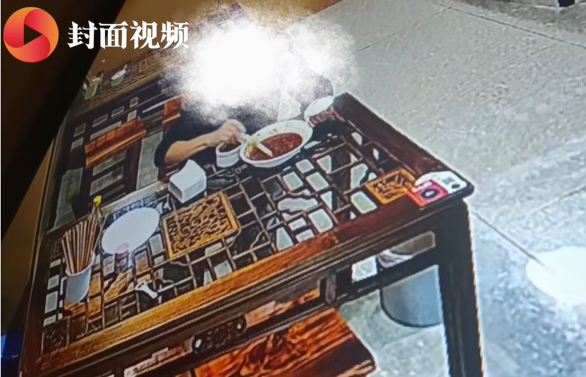 一男子吃完面加6勺辣椒酱被店主曝光，店主回应 - 图2
