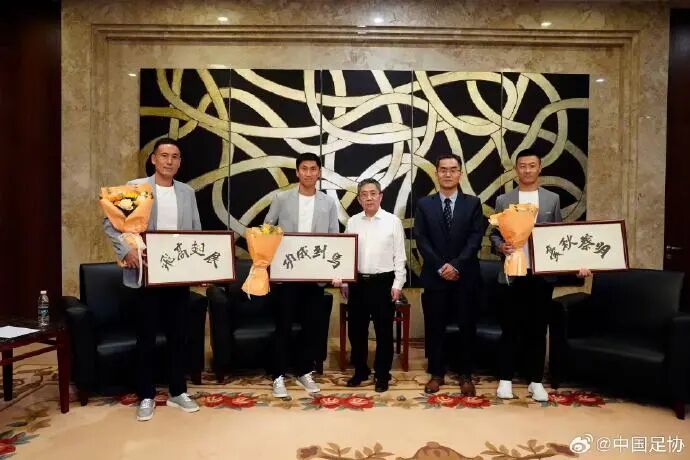中国裁判马宁、傅明、周飞启程出征美加墨世界杯，将在美国迈阿密接受为期8天左右的培训与体能测试 - 图1
