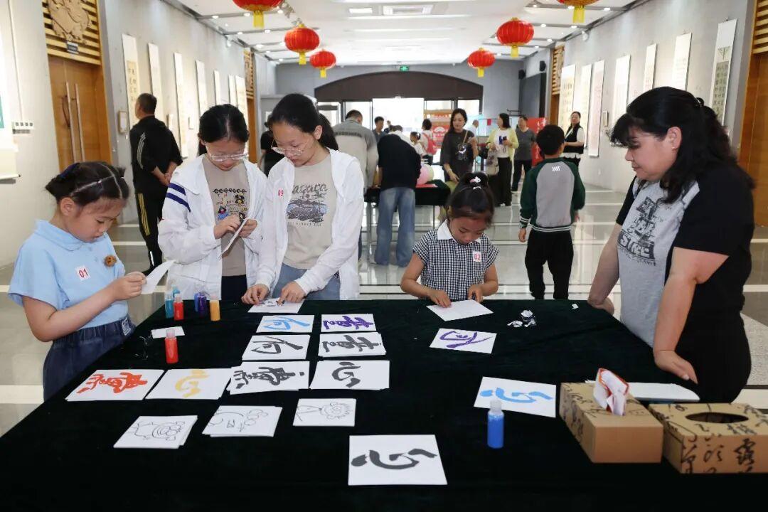 “童心向党”青岛市第八届青少年书法优秀作品展开展 - 图6
