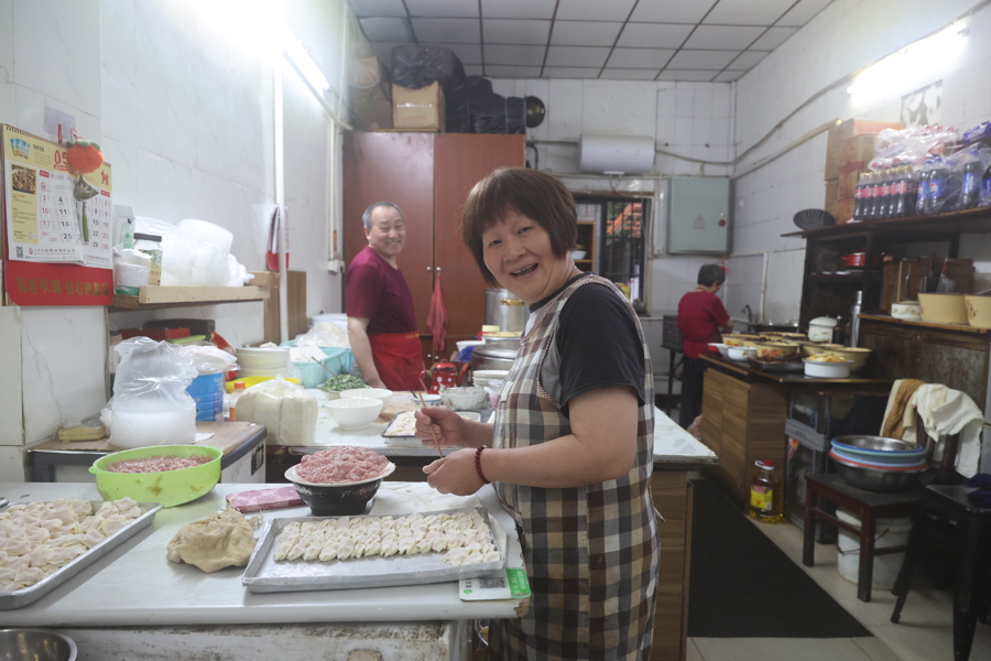 30多年“长春”，杨浦这家“半日面店”的凌晨4点半：人来人往、热气腾腾 - 图2