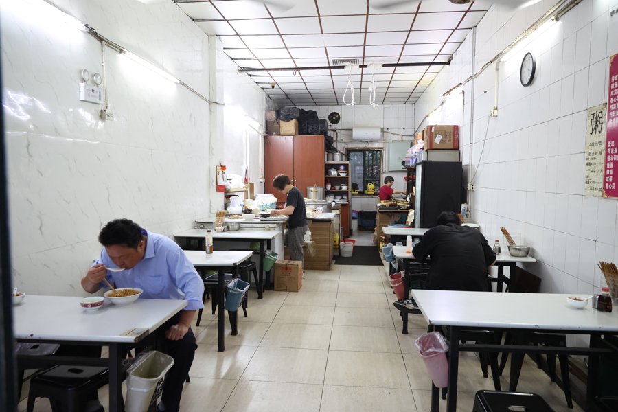 30多年“长春”，杨浦这家“半日面店”的凌晨4点半：人来人往、热气腾腾 - 图3