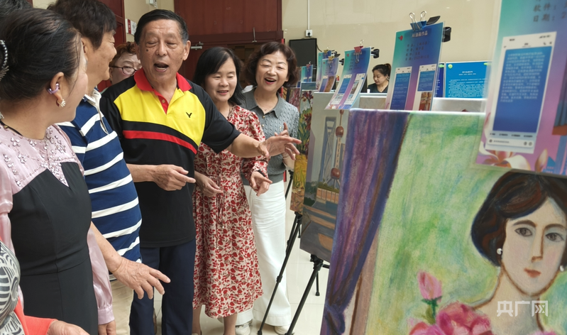 从“怕触屏”到“AI作画”，上海一社区文化中心这样帮老人跨越数字鸿沟 - 图1