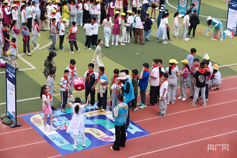 昆明：“六一”遇上普法课 孩子们在游戏中学法懂法 - 图2