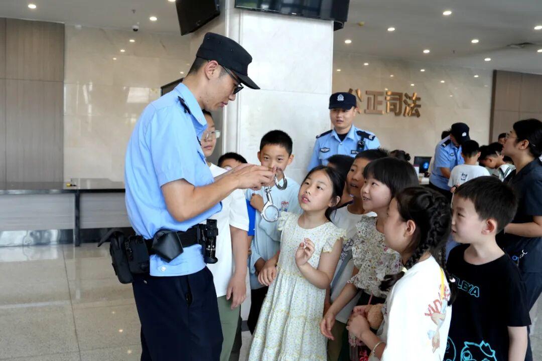 善护童行：当一天“小法官”，探秘法院里的“大世界” - 图6