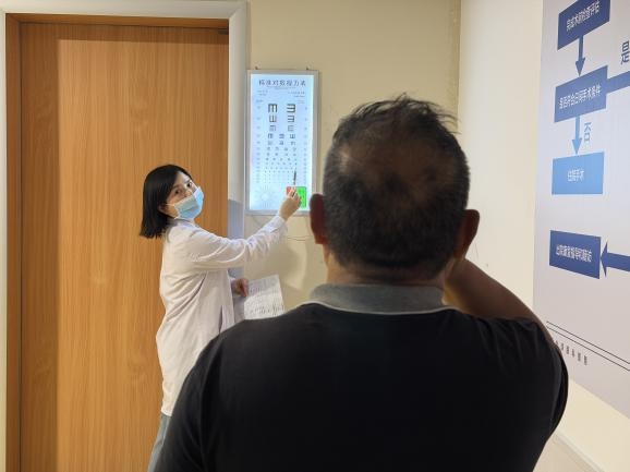 从“看得见”到“看得好”：七旬夫妇亲历飞秒激光白内障手术新跨越 - 图2