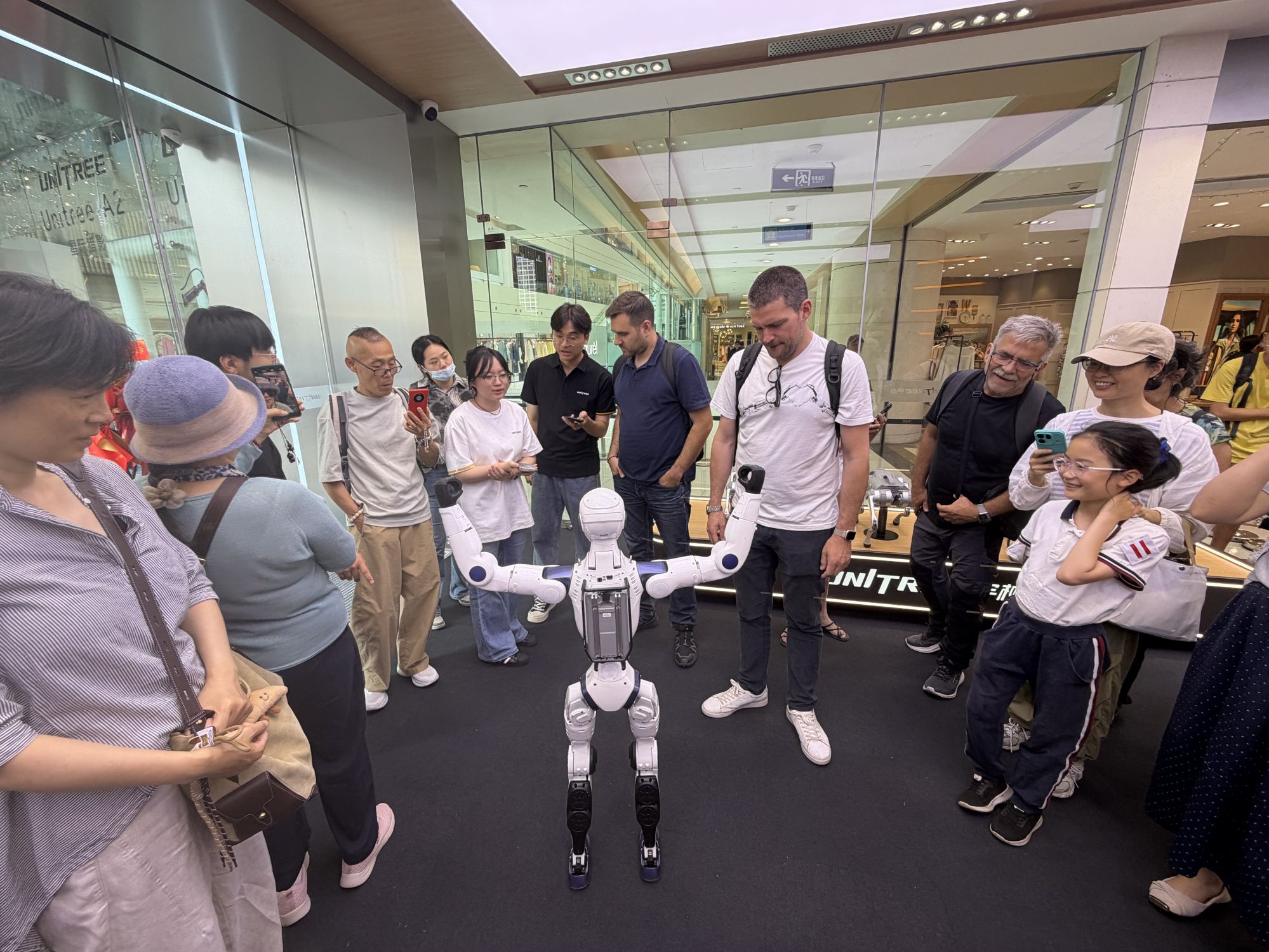 宇树科技上海静安首店开业：现货即买即走 意大利粉丝现场1.5万提货机器狗 - 图3