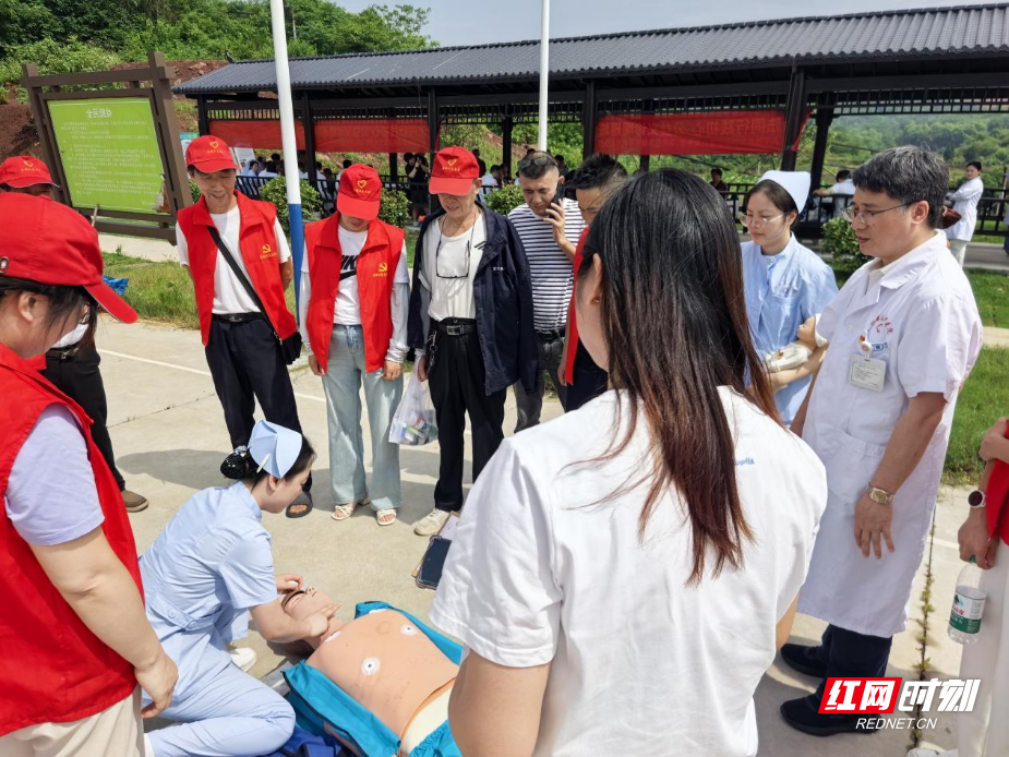 医法同行践初心，南华医院联合律师团队走进莲塘村开展公益义诊普法活动 - 图2