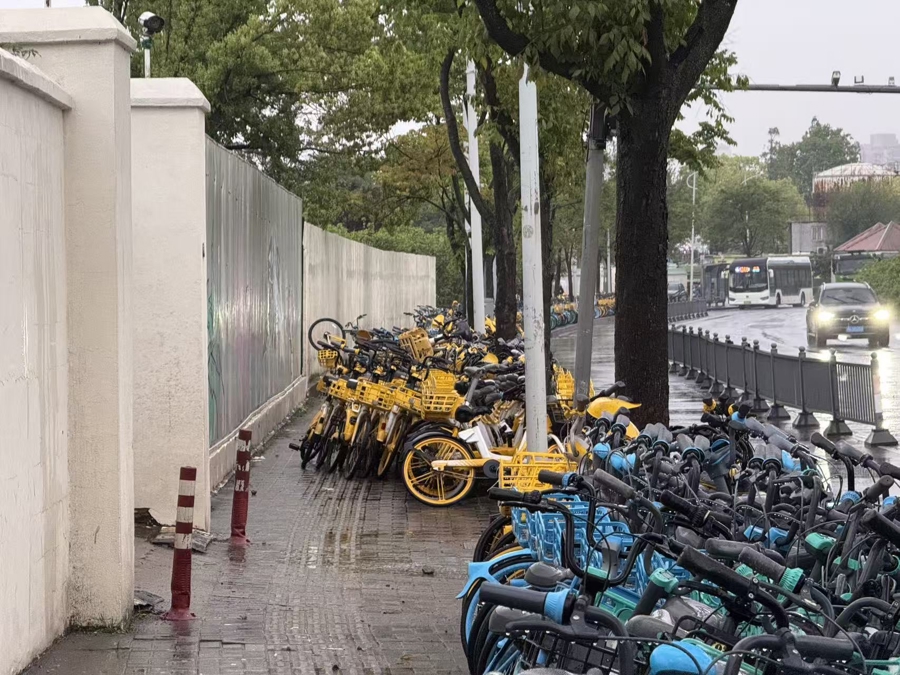 占道装卸、噪音扰民！黎平路人行道沦为共享单车“中转站” - 图1