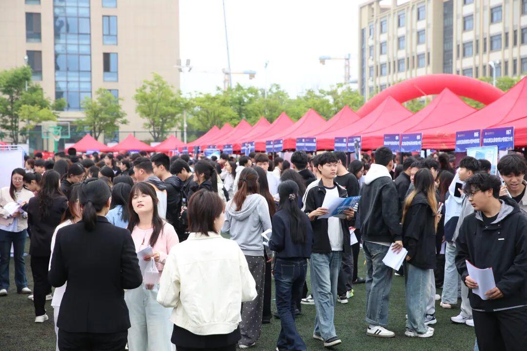 327家企业、5000+岗位，山东城市服务职业学院双选会搭建就业实习直通车 - 图5